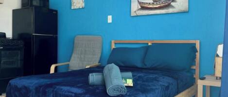 1 dormitorio, escritorio, tabla de planchar con plancha y wifi