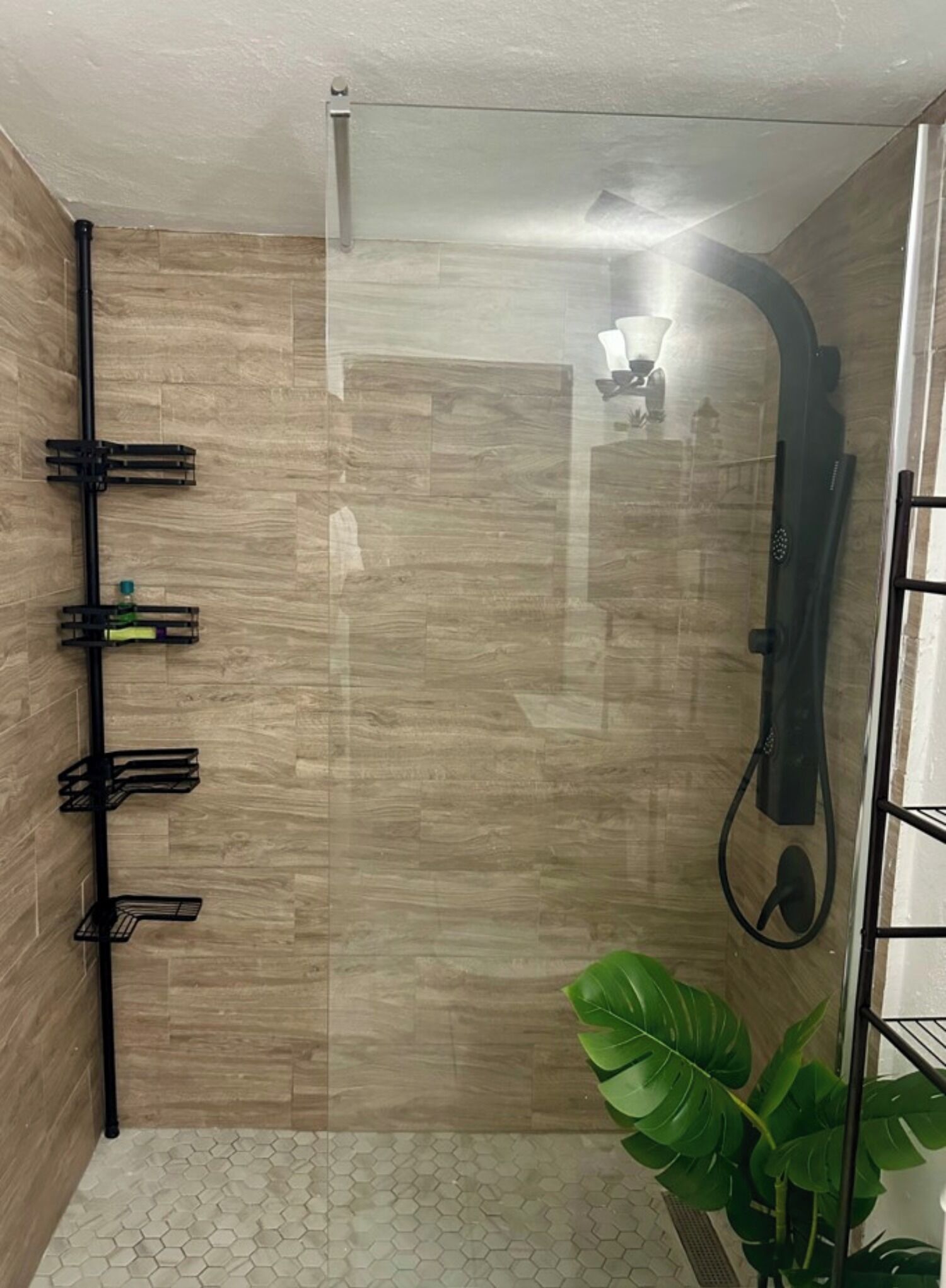 Douche, séchoir à cheveux, serviettes fournies, savon