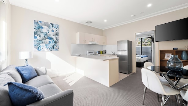 A modern apartment with a living room, kitchen, and dining area. - Prickly Pear Stays in Mayfield West (Mayfield West)