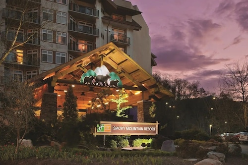 Adventure Awaits at Our 1BR Gatlinburg Getaway – Walk, Splash, Explore!