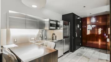 Een koelkast, een microgolfoven, een kookplaat, een vaatwasser