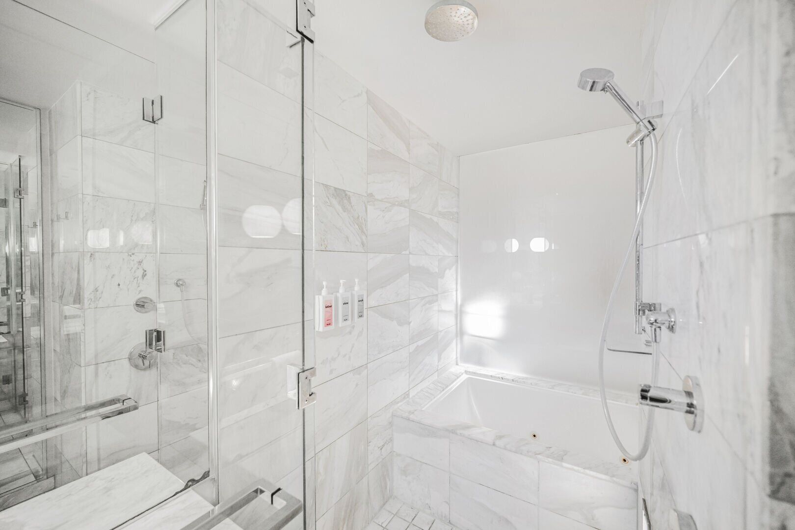 Douche, baignoire à jets, sèche-cheveux, serviettes fournies