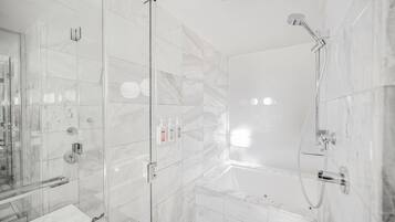 Douche, baignoire à jets, sèche-cheveux, serviettes fournies