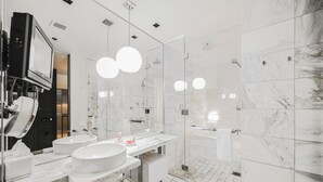 Dusj, boblebad, hårføner og håndklær