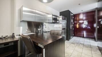 Geladeira, micro-ondas, cooktop, lava-louças