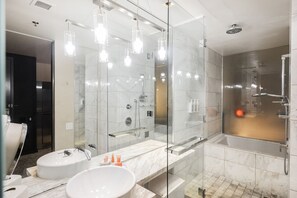 Dusche, Whirlpool, Haartrockner, Handtücher