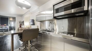 Een koelkast, een magnetron, een kookplaat, een vaatwasser