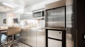 雪櫃、微波爐、爐具、洗碗機