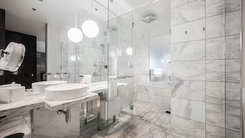 Shower, jetted bath, hair dryer, towels