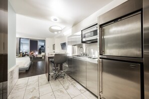 Jääkaappi, mikroaaltouuni, liesi, astianpesukone