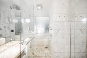 Douche, baignoire à jets, sèche-cheveux, serviettes fournies