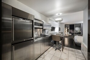 Fridge, microwave, stovetop, dishwasher