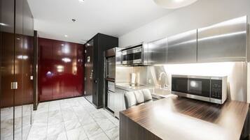 Geladeira, micro-ondas, cooktop, lava-louças