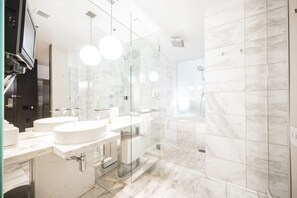 Een douche, een bubbelbad, een haardroger, handdoeken