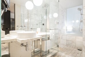 Shower, jetted bath, hair dryer, towels