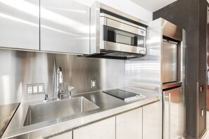 Réfrigérateur, four à micro-ondes, surface de cuisson, lave-vaisselle