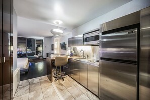 Réfrigérateur, micro-ondes, plaque de cuisson, lave-vaisselle
