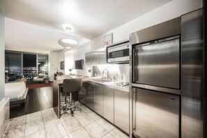 Réfrigérateur, four à micro-ondes, surface de cuisson, lave-vaisselle