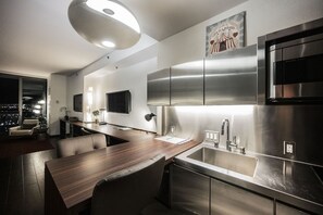 Fridge, microwave, stovetop, dishwasher