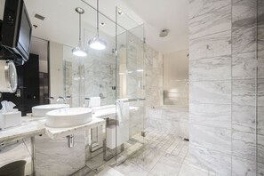 Shower, jetted bath, hair dryer, towels