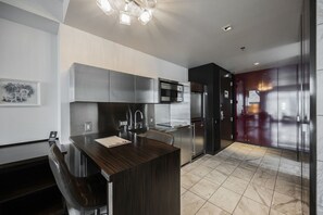 Réfrigérateur, micro-ondes, plaque de cuisson, lave-vaisselle