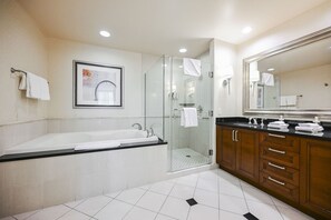 Ducha, bañera de hidromasaje, secador de pelo y toallas