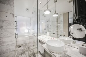 Dusche, Whirlpool, Haartrockner, Handtücher