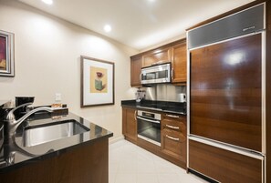 Een koelkast, een magnetron, een oven, een kookplaat