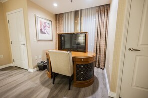 Interior - SVS: Remodeled 1BD/2BA | Mountain View Balcony | Full Kitchen | MGM (Las Vegas)