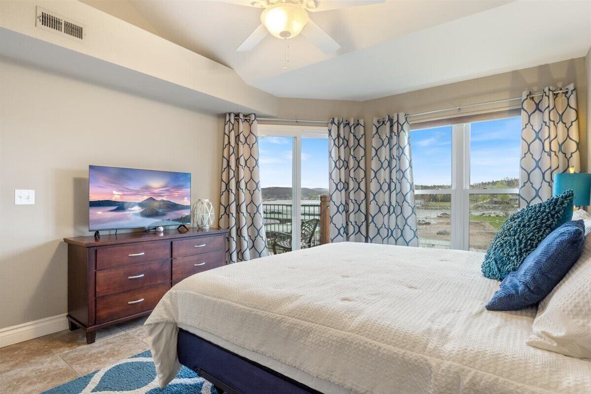 2 quartos, escrivaninha, ferros/tábuas de passar roupa