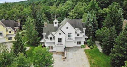 Cozy 4-bedroom condo with AC, WiFi in charming Stratton