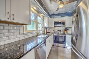 Fridge, microwave, oven, stovetop - Lowcountry Grace Lookout by Sandpiper | Near Beach (Seabrook Island)