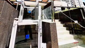 A modern building with multiple floors, large windows, and a glass entrance. - Solon Sales Luxor Prime (João Pessoa)