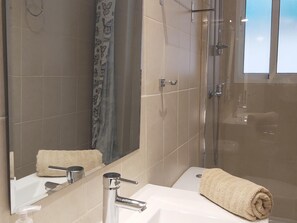 Dusche, Haartrockner, Handtücher