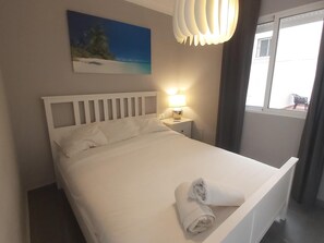 4 bedrooms, iron/ironing board, internet, bed sheets