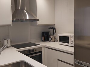 Réfrigérateur, micro-ondes, cafetière/bouilloire, grille-pain