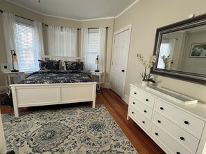 1 bedroom, desk, iron/ironing board, free WiFi - 15 mins from Boston, walk to the beach....the best of both worlds (Winthrop)