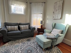 Smart TV, books - 15 mins from Boston, walk to the beach....the best of both worlds (Winthrop)