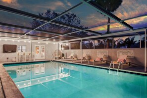 A heated pool - 3 BR Retreat in Historic Sarasota w/ private pool (Sarasota)