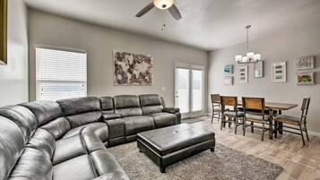 Télévision, cheminée, lecteur de DVD