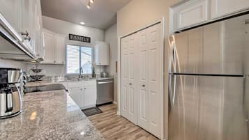 Micro-ondes, four, plaque de cuisson, lave-vaisselle