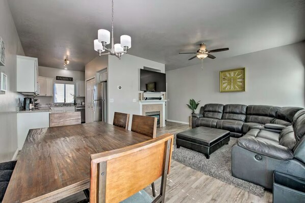 Televisión, chimenea y reproductor de DVD