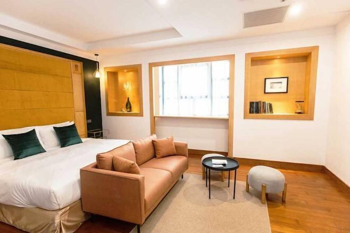 Escritorio, espacio para trabajar con laptop y cortinas blackout