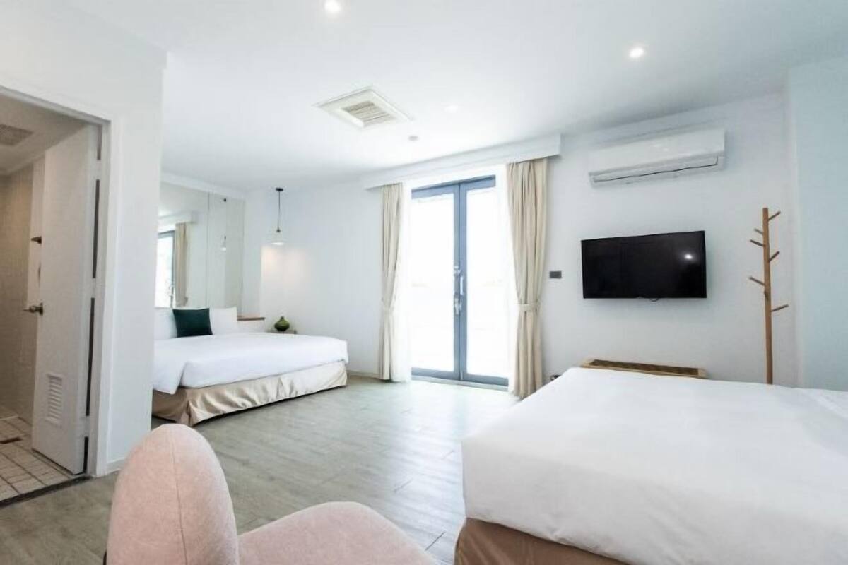 Escritorio, espacio para trabajar con laptop y cortinas blackout