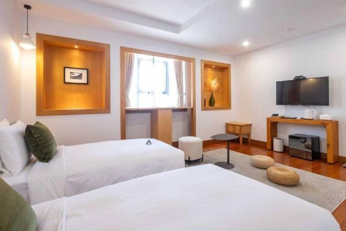 Escritorio, espacio para trabajar con laptop y cortinas blackout