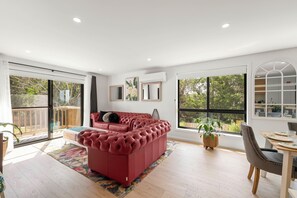 TV - Gorgeous 4 Bedroom House - Blackmans Bay (Blackmans Bay)