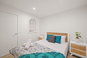 4 bedrooms, iron/ironing board, WiFi, bed sheets