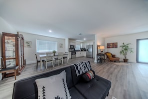 Living area - Miami Family Home 4BD/2BTH 6 Beds, 8 Guests BH (Cutler Bay)