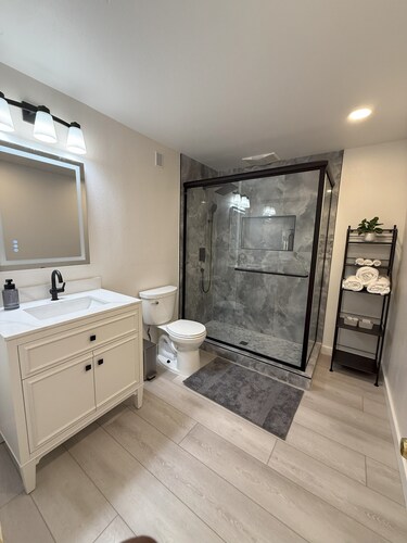 2 bed 2bath guest house with private entrance, near light rail & Seattle