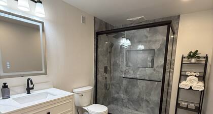 2 bed 2bath guest house with private entrance, near light rail & Seattle